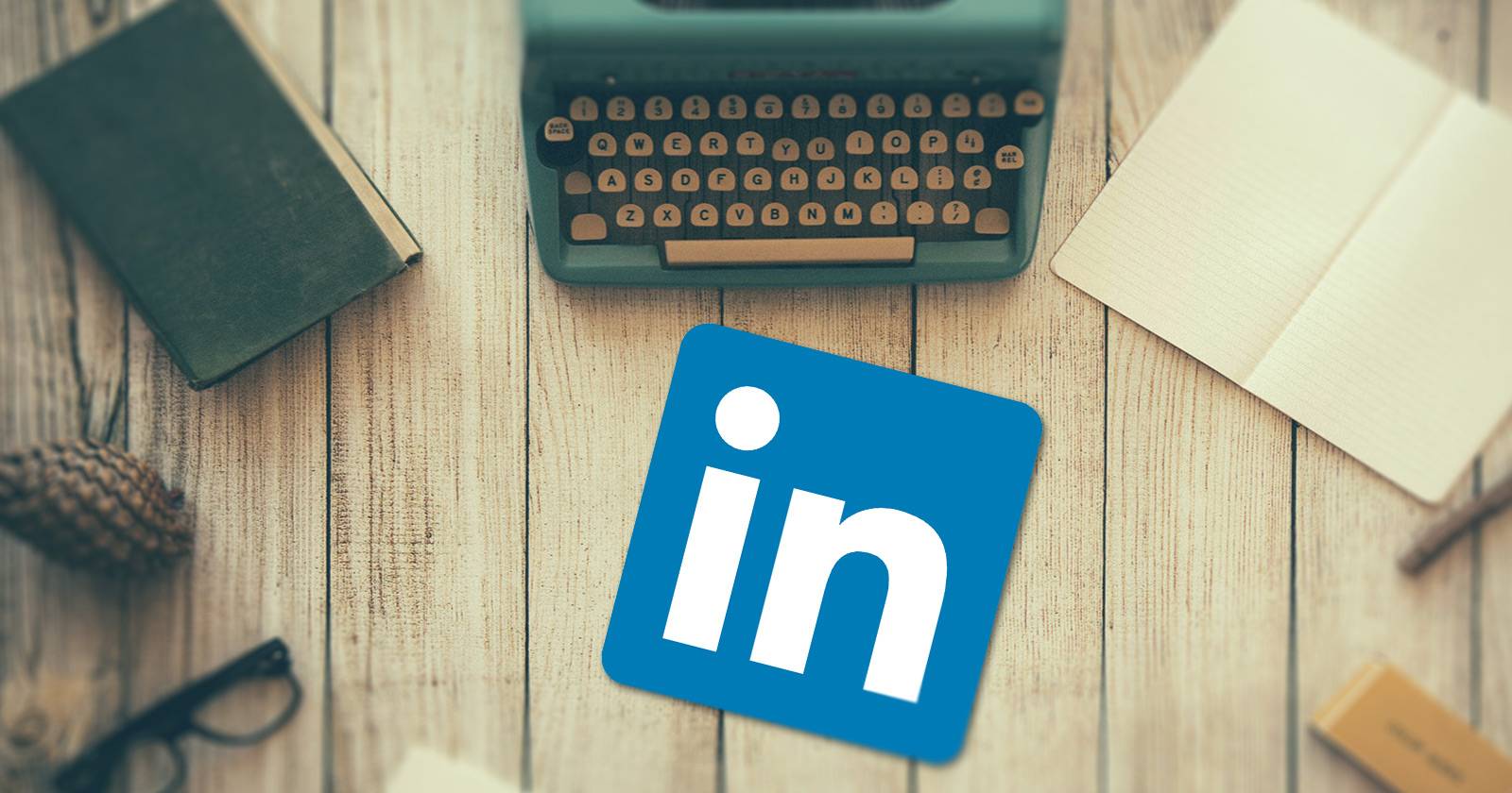 Логотип LinkedIn на фоне печатной машинки и блокнота