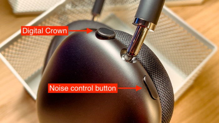 Правая чашка AirPods Max с кнопками Digital Crown и управления шумом