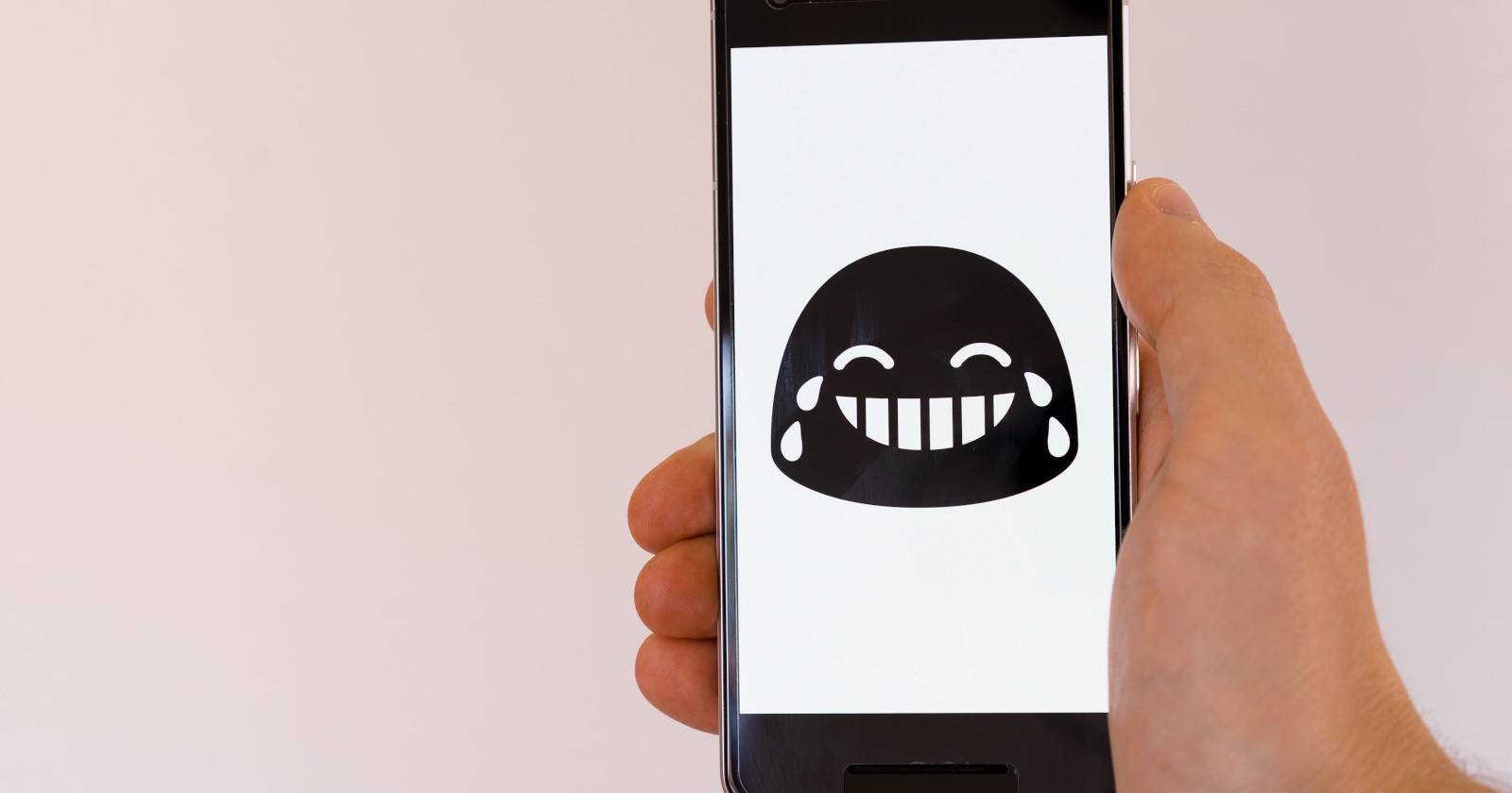 смартфон-с-игрой-в-шарады-люди-играют