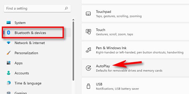 В Настройках кликните «Bluetooth & Devices», затем выберите «AutoPlay».