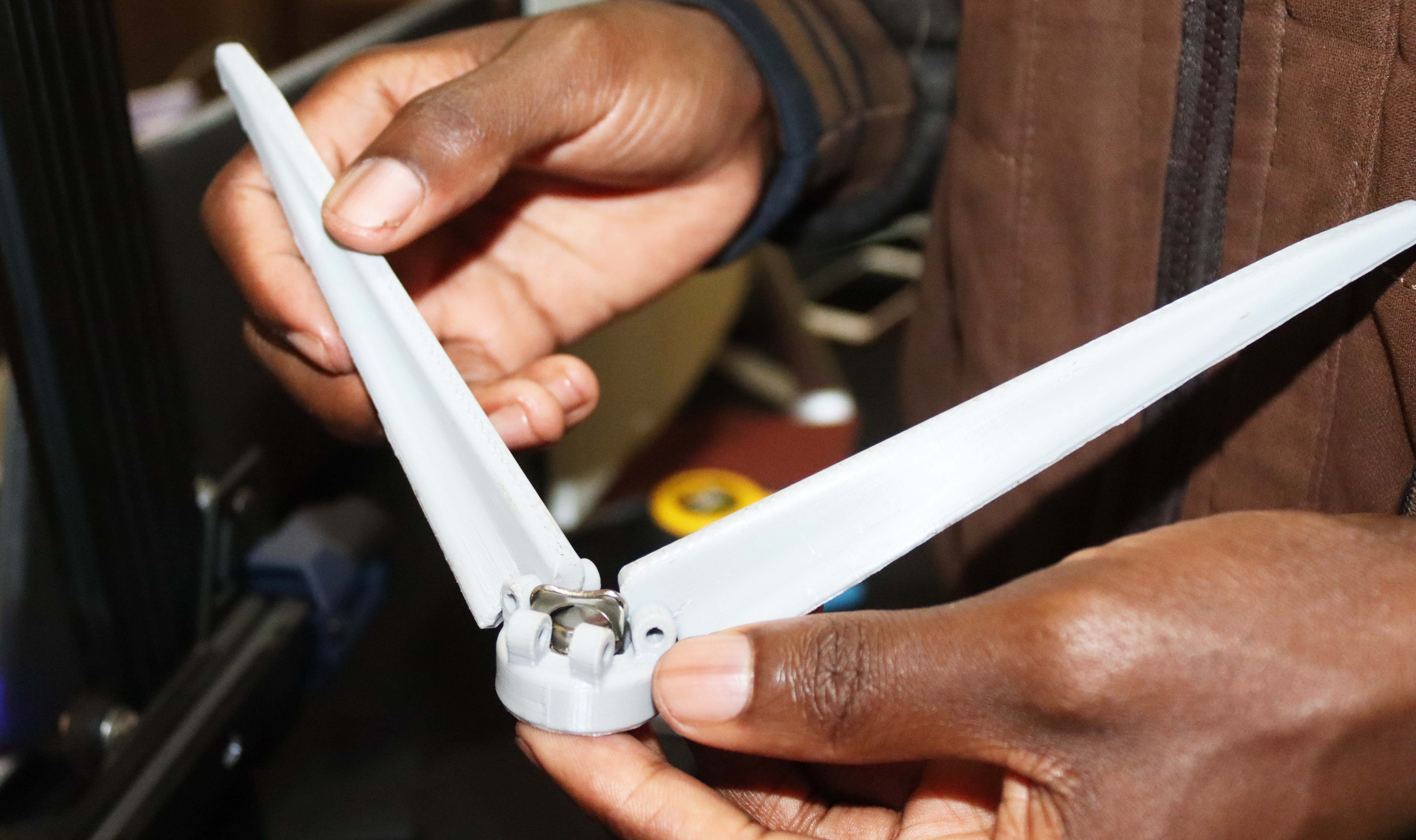 Прикручивание ножек к центральной ступице мини-штатива