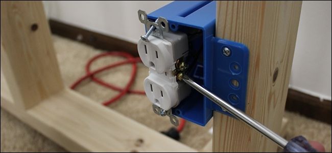 Терминалы с проводами на старой розетке