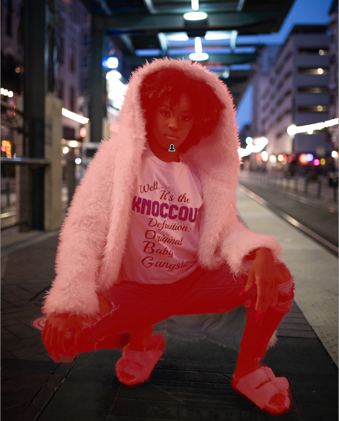 Портрет женщины в приседе выделен красной маской