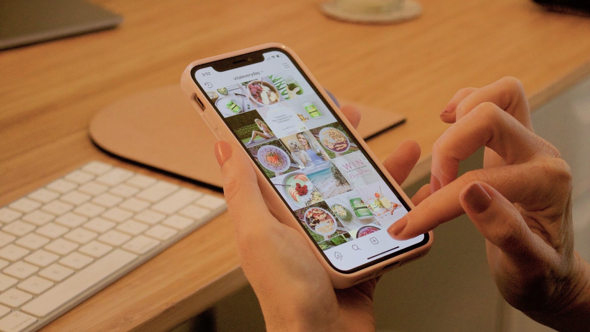 Человек использует социальные сети на телефоне.