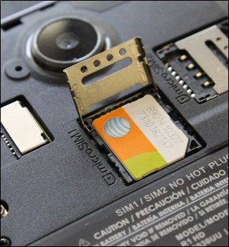 SIM‑лоток со съёмной дверцей под батареей