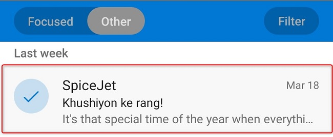 Выделение писем в Outlook на мобильном устройстве.