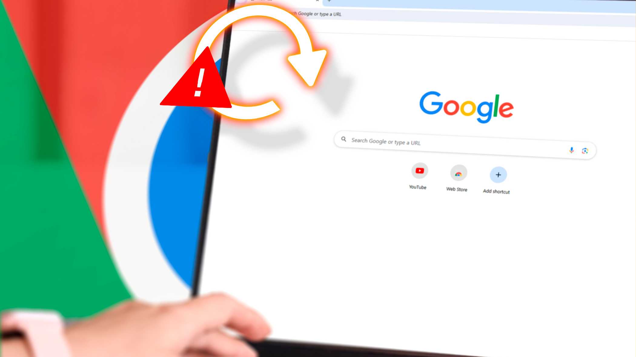Человек использует ноутбук, в окне Chrome виден значок перезагрузки страницы.