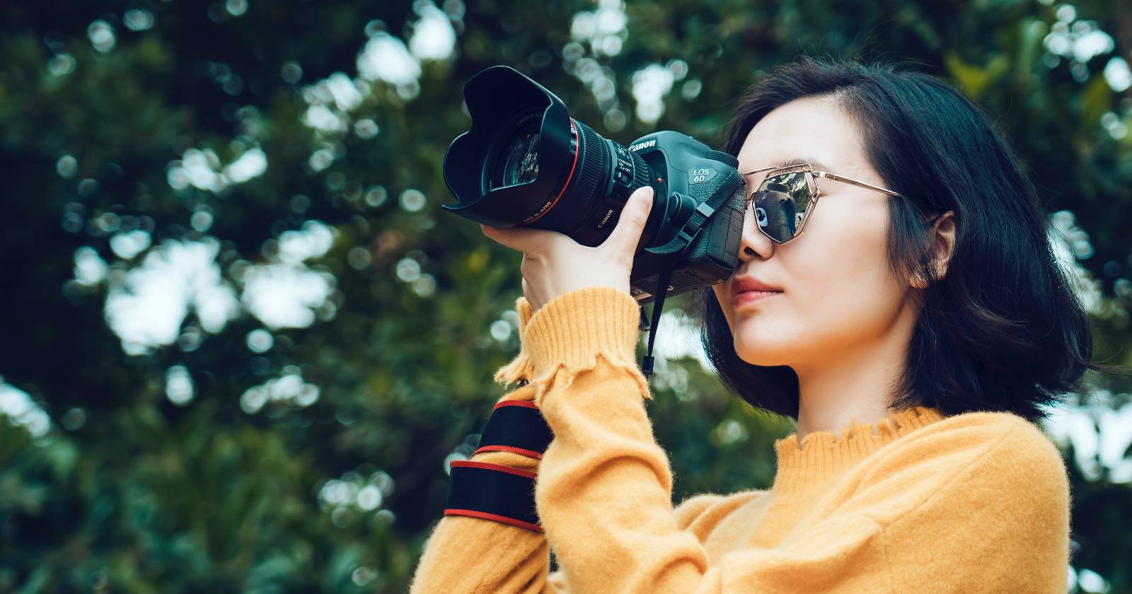 Женщина фотографирует на камеру, крупный план рук и камеры