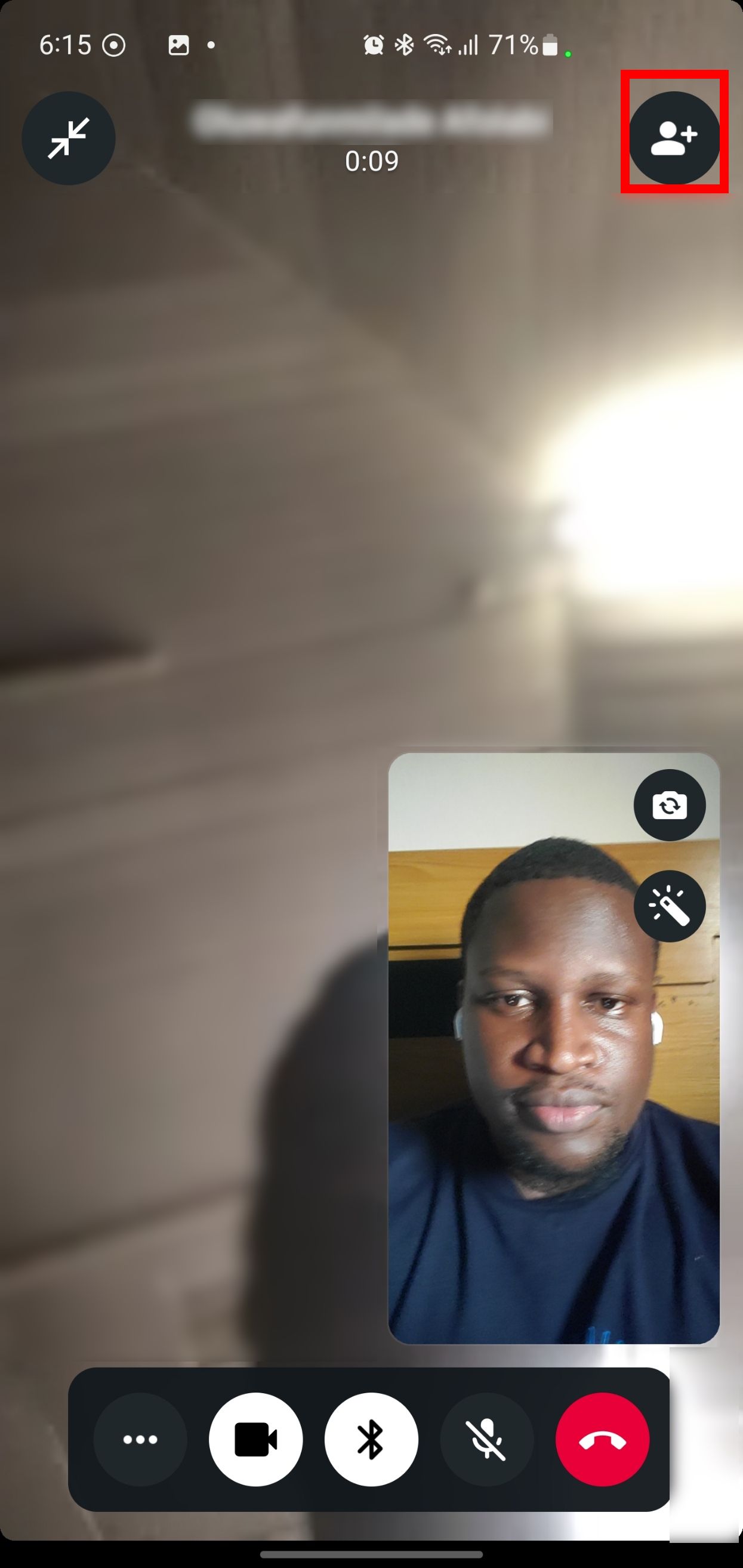 Значок человека с плюсом во время видеовызова в WhatsApp.