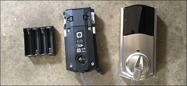 Снятая крышка внутреннего механизма и вид на блок батарей