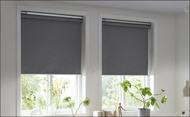 Умные шторы IKEA FYRTUR опущены над окном.