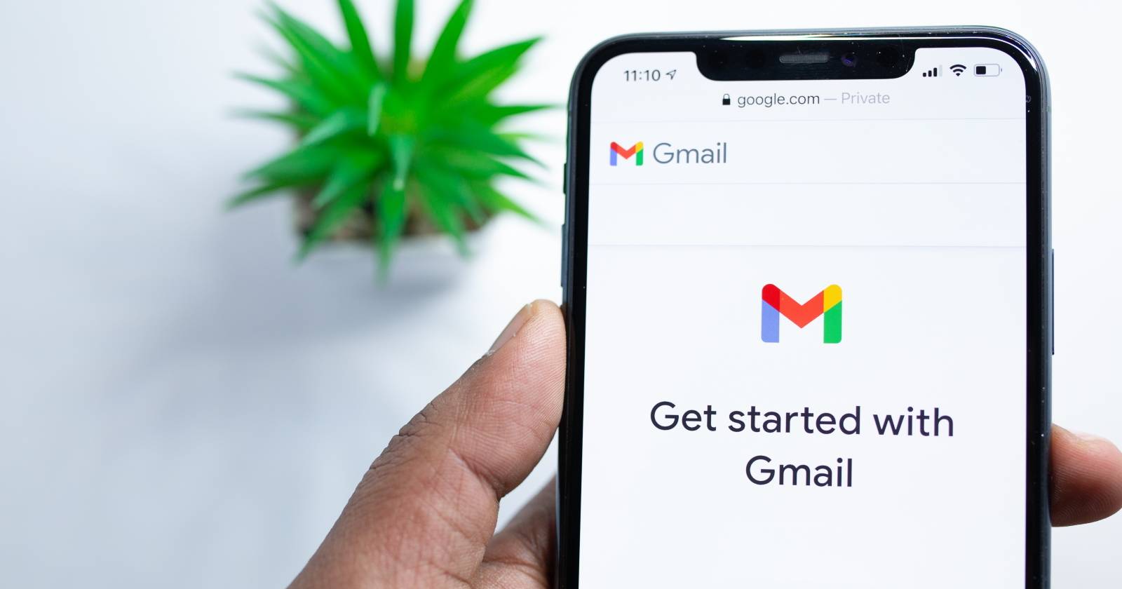 Экран входа и меню приложения Gmail на iPhone