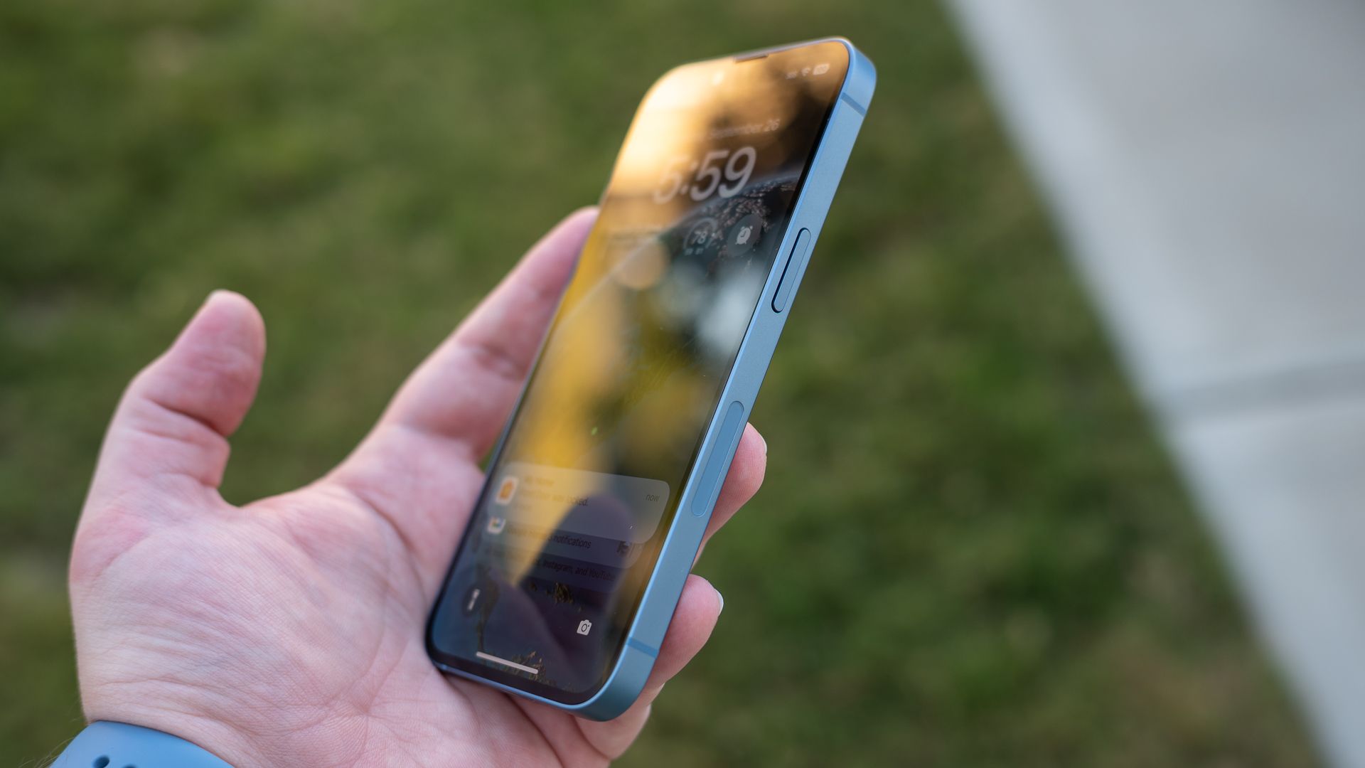 Экран iPhone тусклый: как сделать ярче