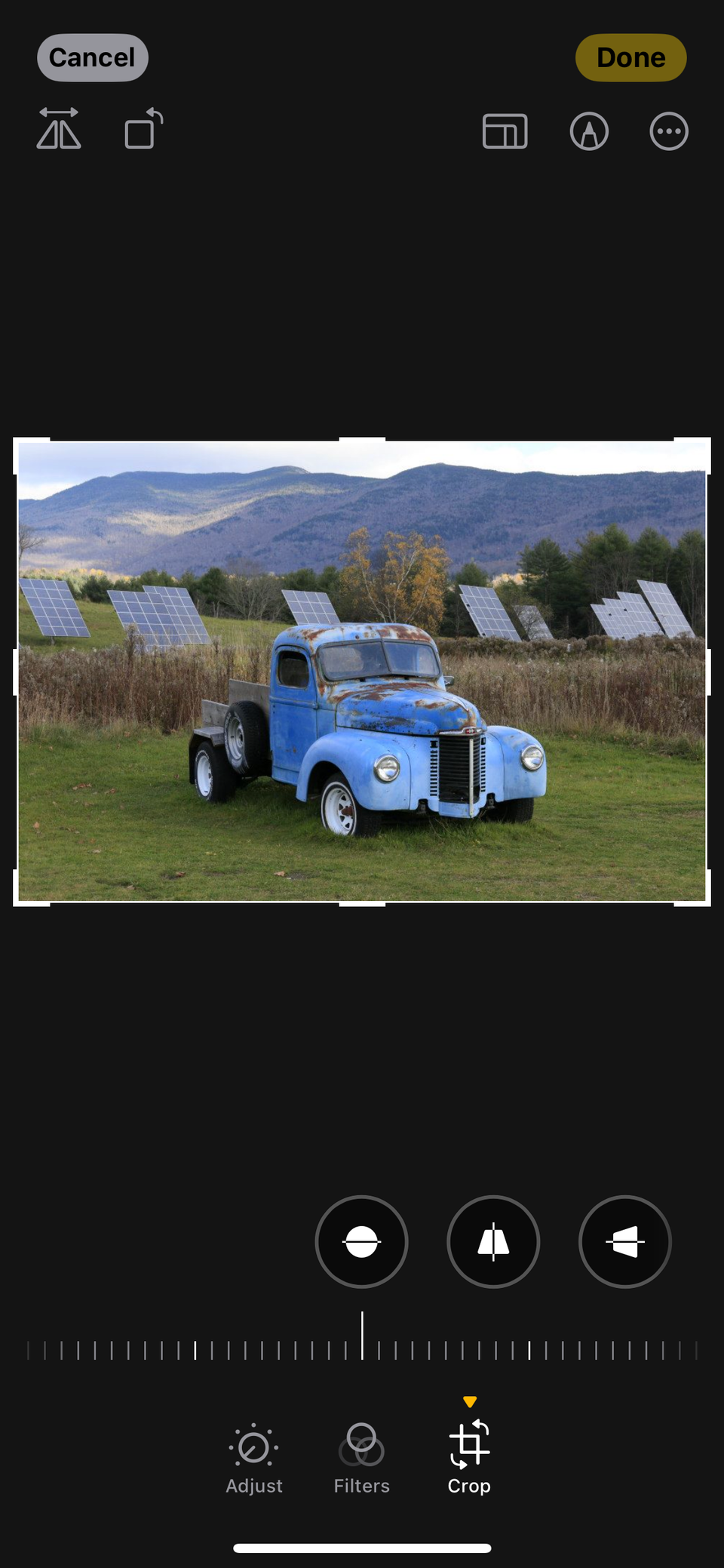 Скриншот с иконкой Обрезки, показывающий доступ к инструментам выравнивания и отражения