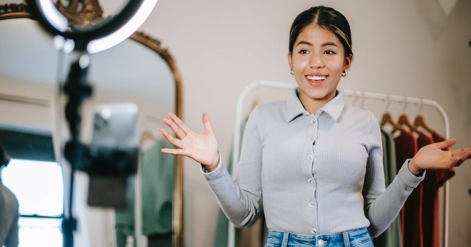 Женщина ведёт влог в студии