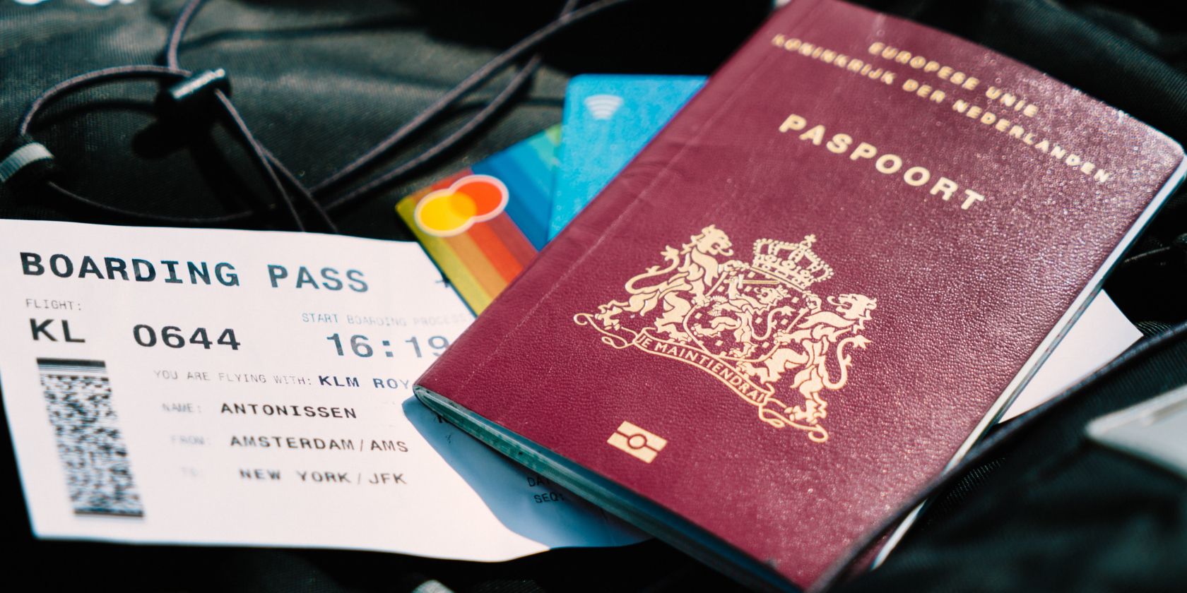 Паспорт с посадочным талоном и банковскими картами