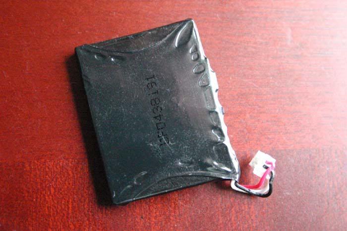 Батарея и её разъём на плате