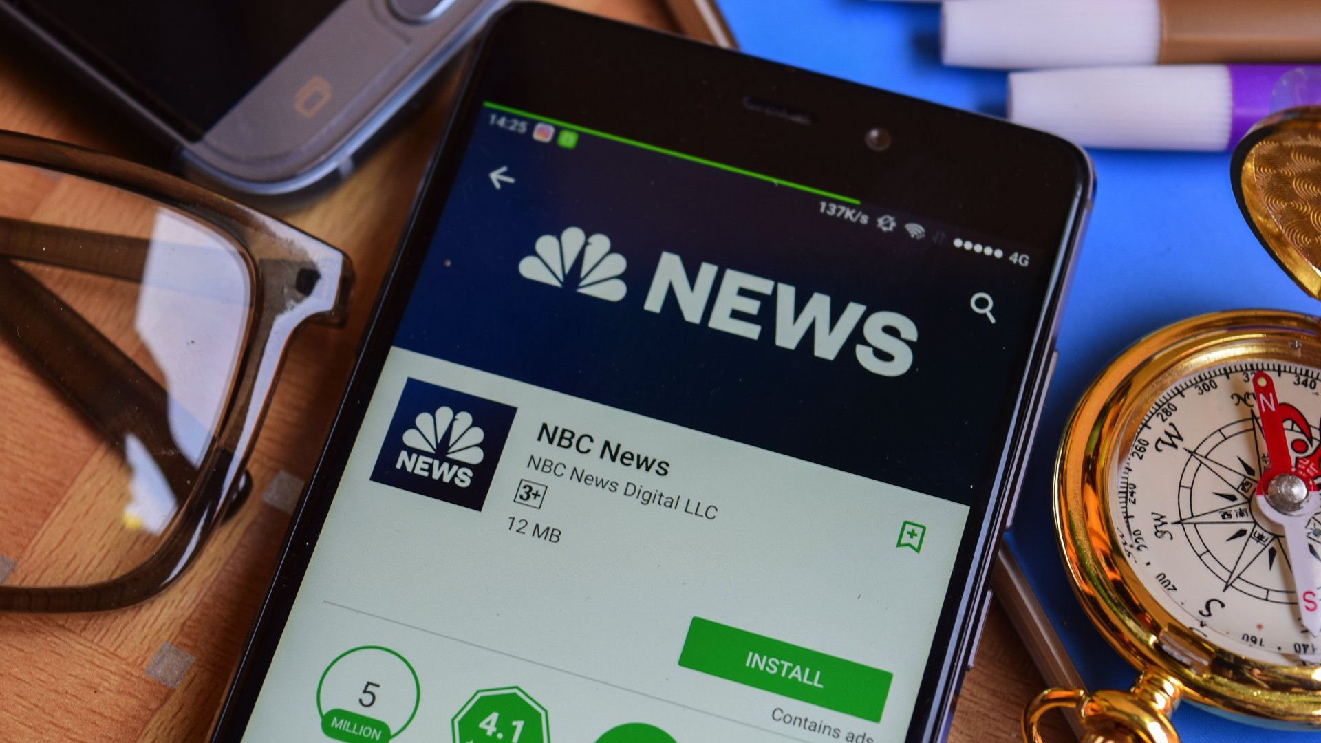 Приложение NBC News на смартфоне, показывающее ленту новостей