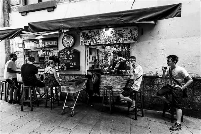 Конвертированный в чёрно‑белый кадр: фокус на окне бара