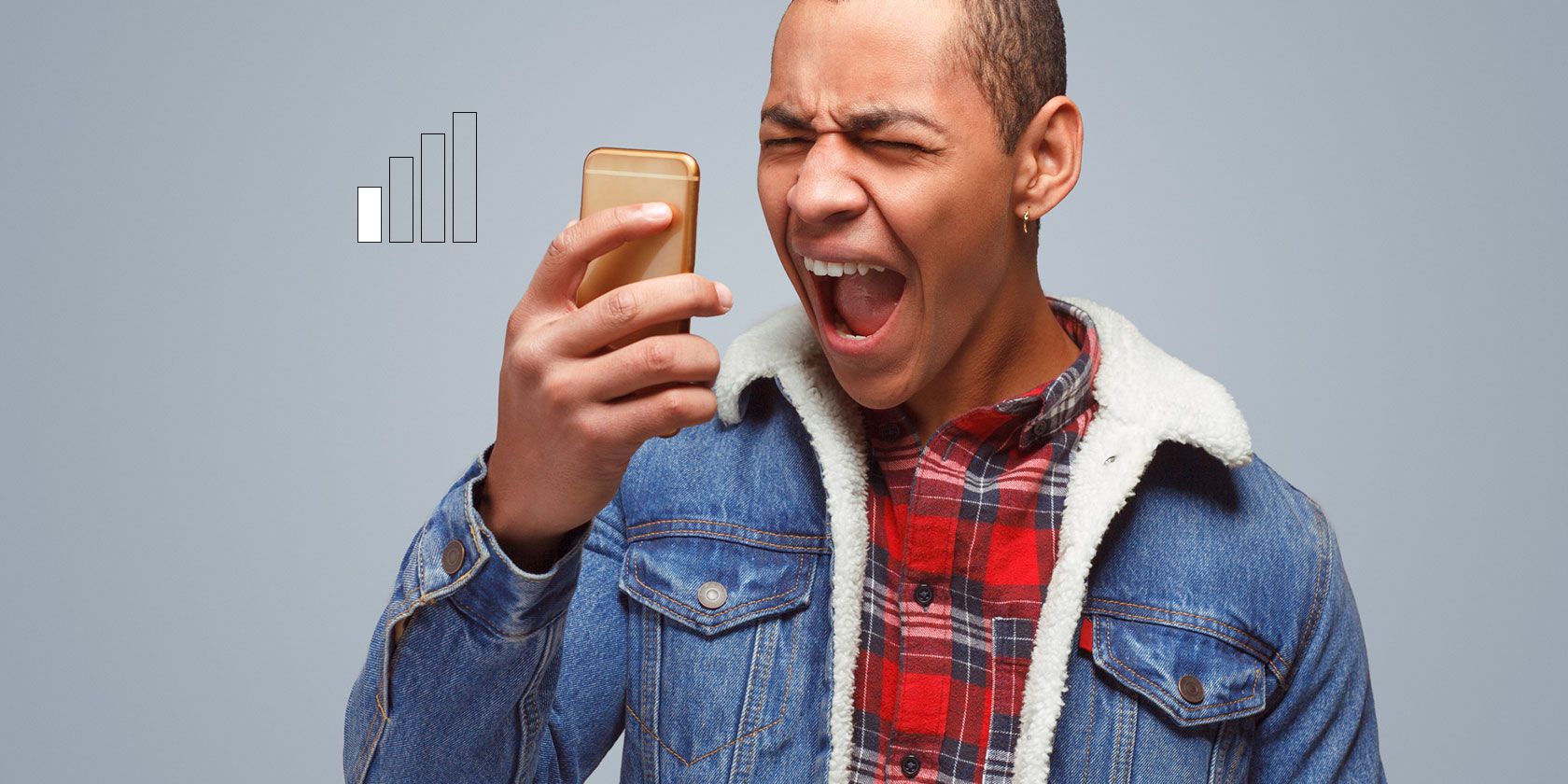 Человек недоволен слабым сигналом мобильных данных на смартфоне