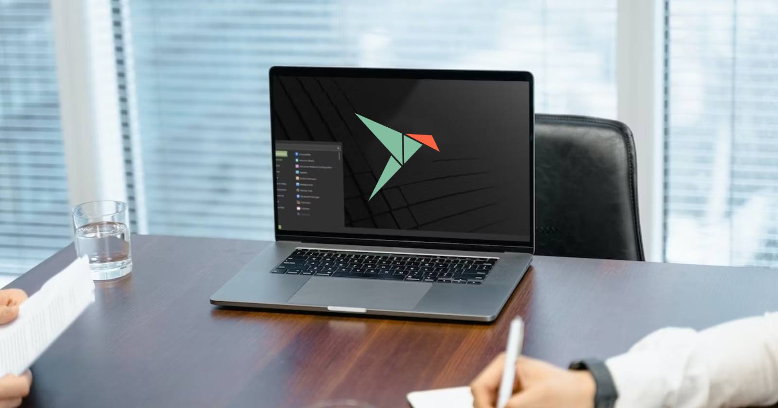 Рабочий стол Linux Mint с логотипом snap на экране
