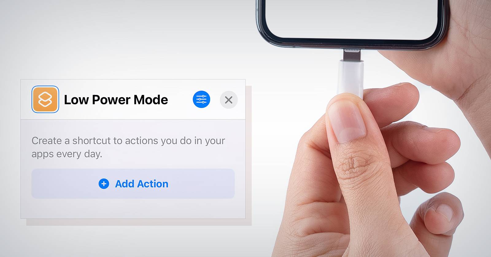 Рука держит увеличительное стекло над кабелем зарядки телефона, фокус на подсказке на экране