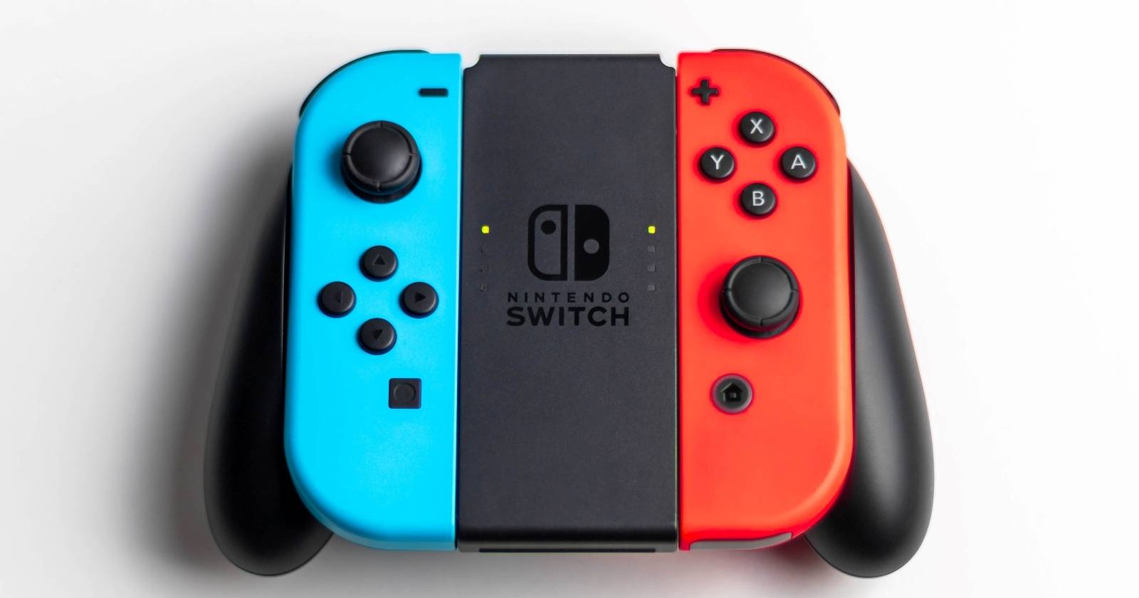 Фотография двух джойконов Nintendo Switch, подключённых к адаптеру контроллера