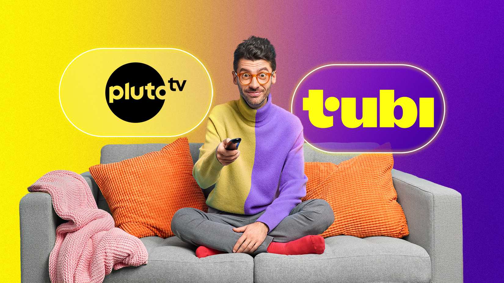 Pessoa no sofá com controle remoto e logos do Pluto TV e Tubi.
