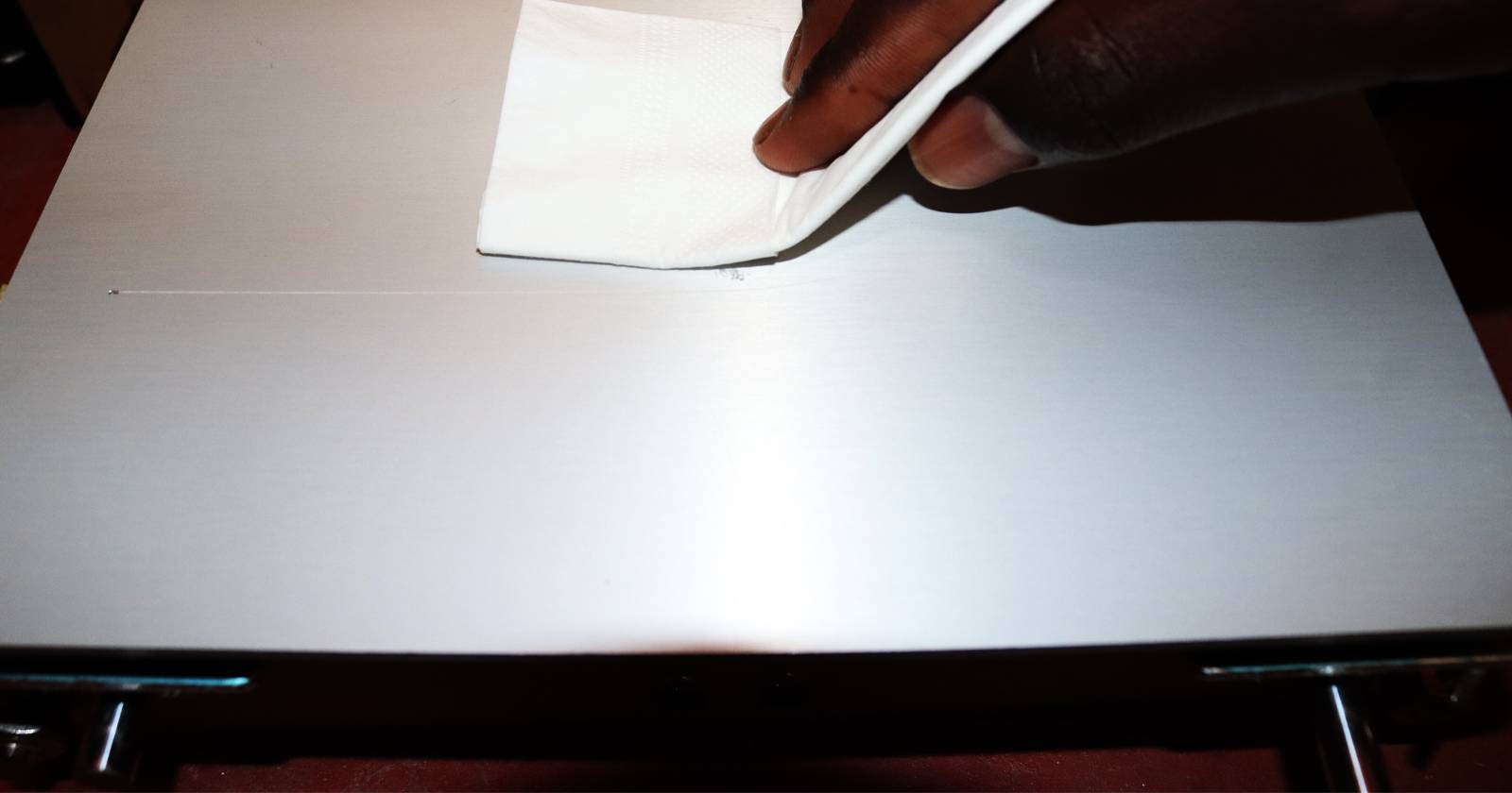 Протирание поверхности 3D-принтера мягкой тканью