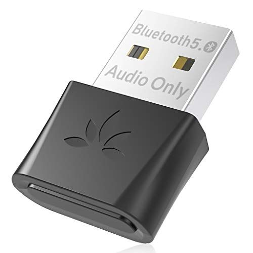 Компактный USB‑аудиоадаптер Avantree DG80, вставленный в порт USB.