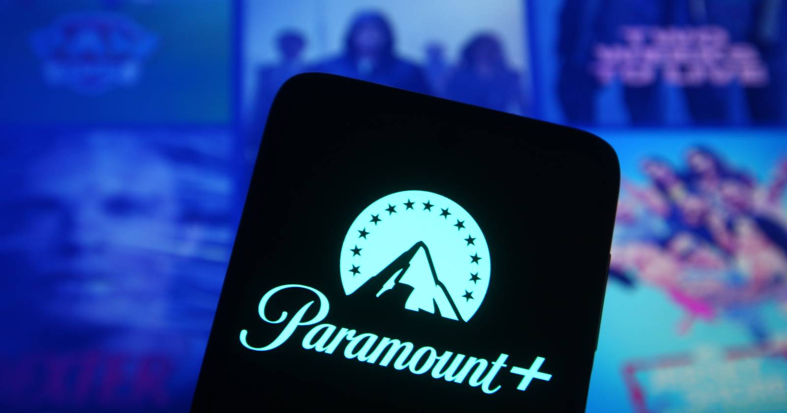 Экран телефона с логотипом Paramount+ и приложением