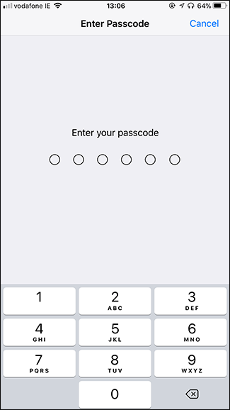 Экран запроса кода-пароля на заблокированном iPhone