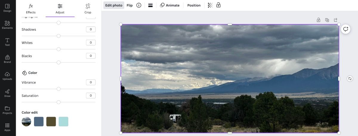 Страница редактора Canva с видимыми опциями редактирования фото