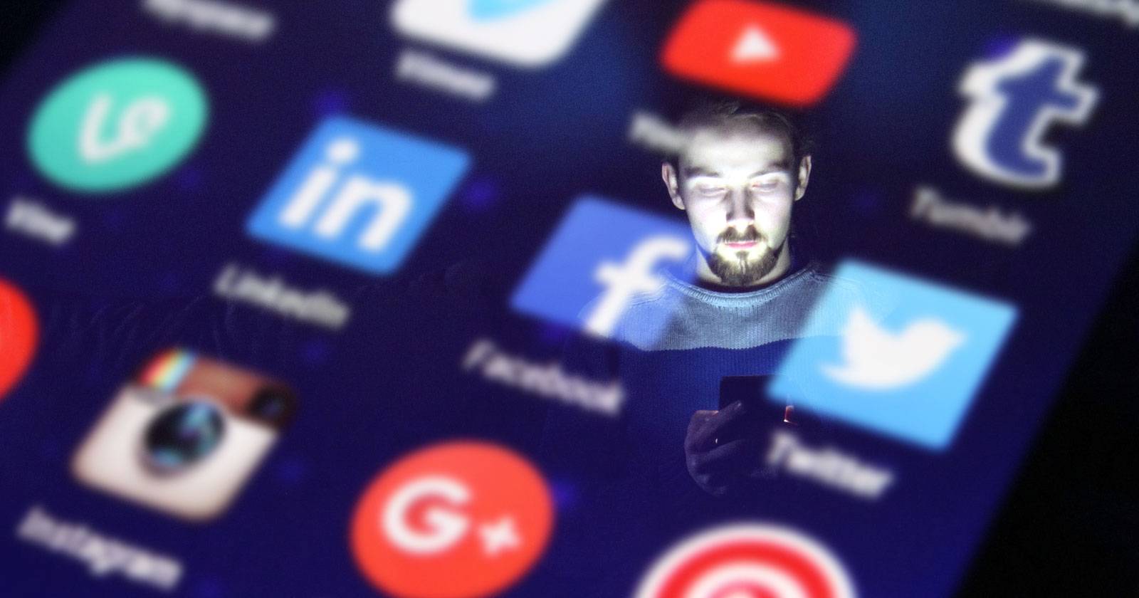 Человек откладывает смартфон рядом с чашкой кофе — символ цифрового детокса