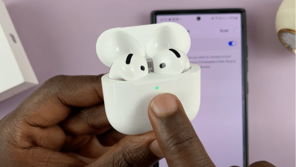 Кейс AirPods 4 с мигным белым индикатором — режим спаривания