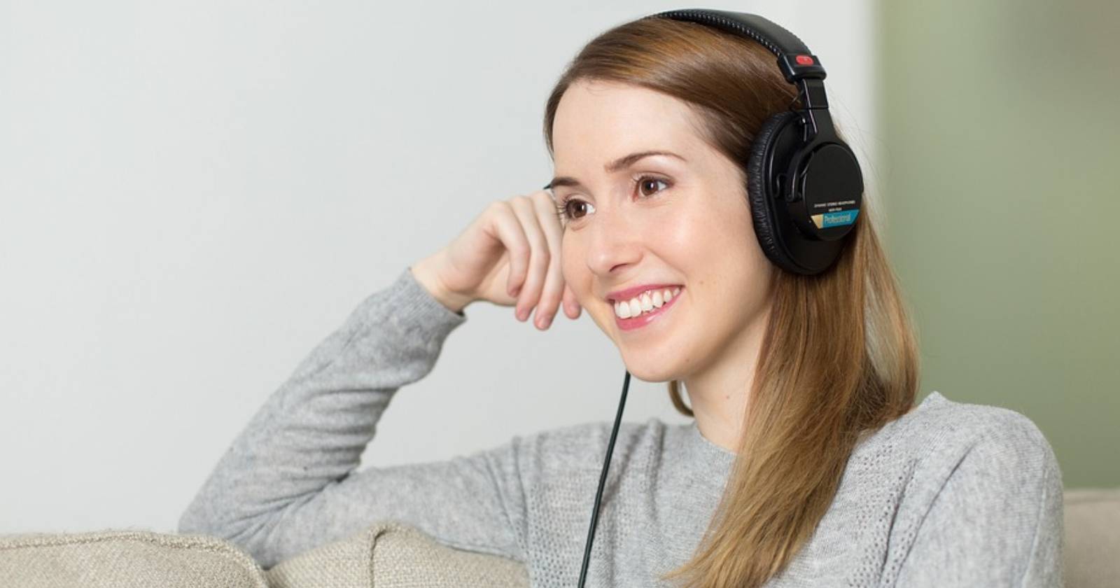 Женщина слушает музыку в наушниках