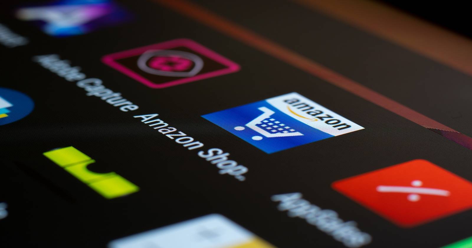 Иконка приложения Amazon Shop на смартфоне