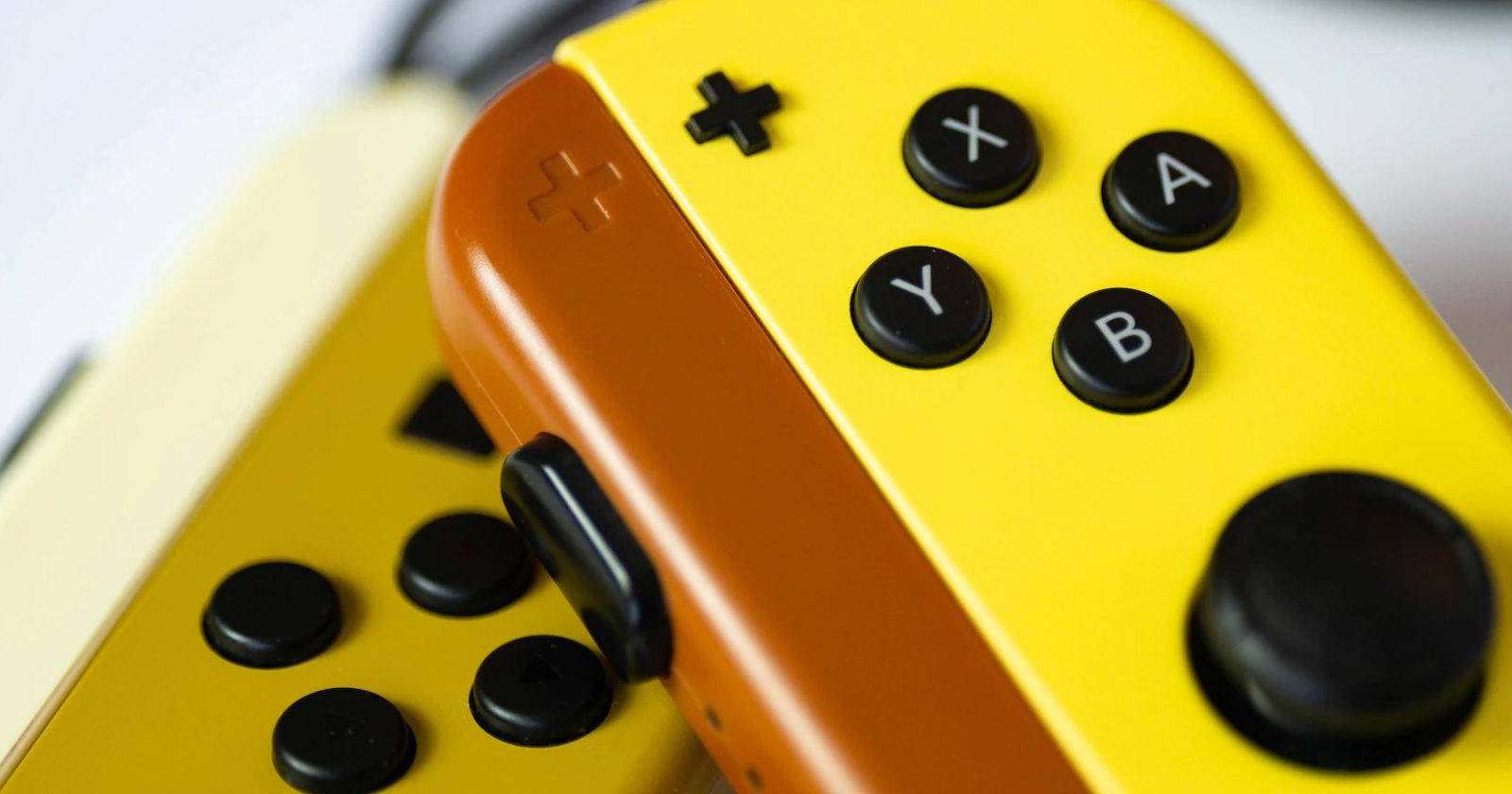 Крупный план боксов Joy‑Con с Пикачу и Иви для Nintendo Switch