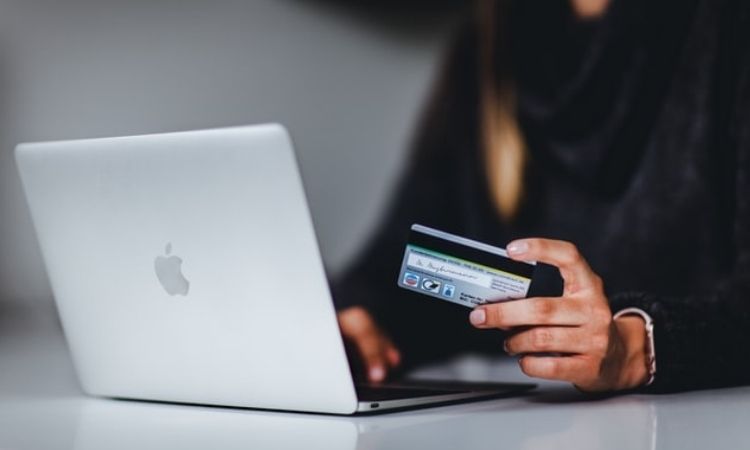 Кредитная карта и ноутбук для онлайн-покупок