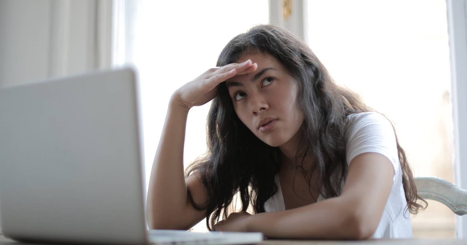 노트북으로 작업하는 사람 한 명