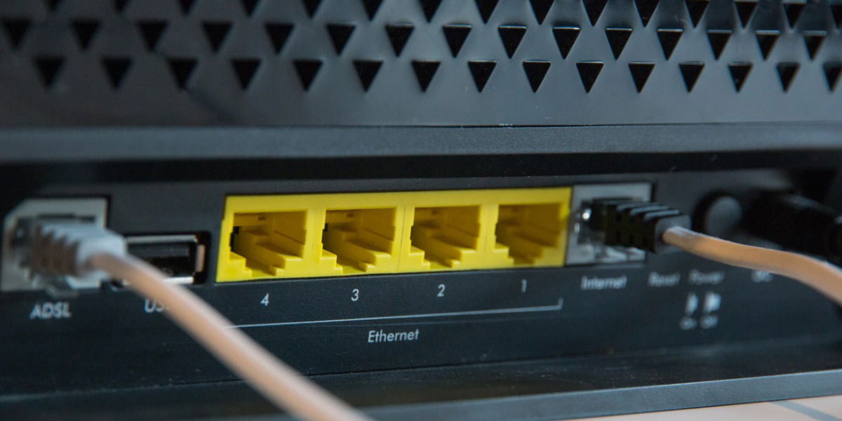 Задняя панель роутера с подключёнными Ethernet кабелями
