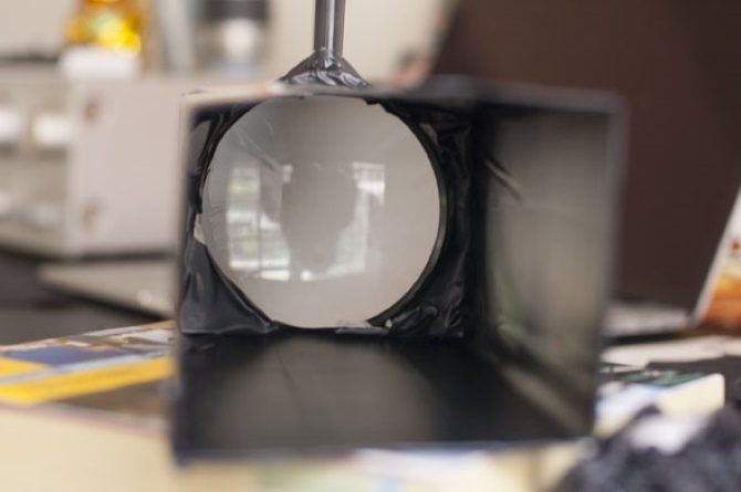 Покрасьте внутреннюю часть коробки в чёрный цвет