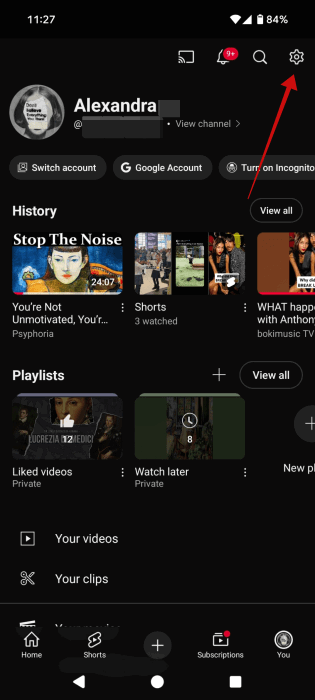 Нажатие на значок шестерёнки в приложении YouTube на Android