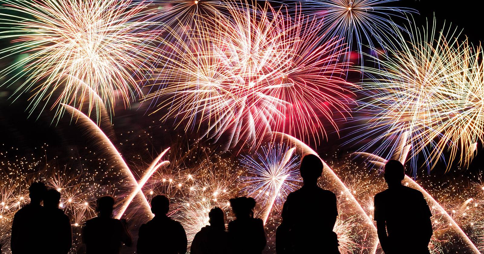 Фейерверки над группой людей на вечеринке
