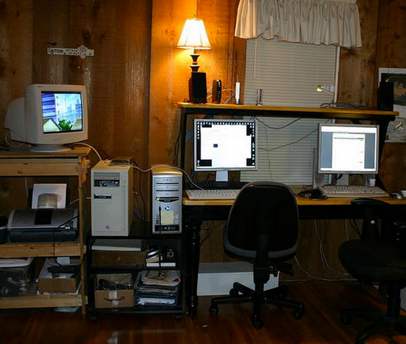 Пользовательские профили социальных сетей на экране телефона