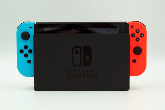 Докированная консоль Nintendo Switch на белом фоне.