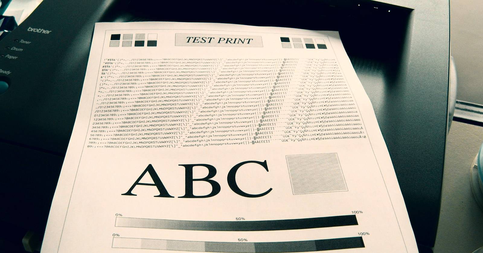 Монохромный лазерный принтер в офисе, вид спереди