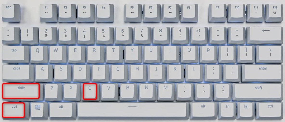 Клавиши Ctrl, Shift и C выделены на клавиатуре Windows.