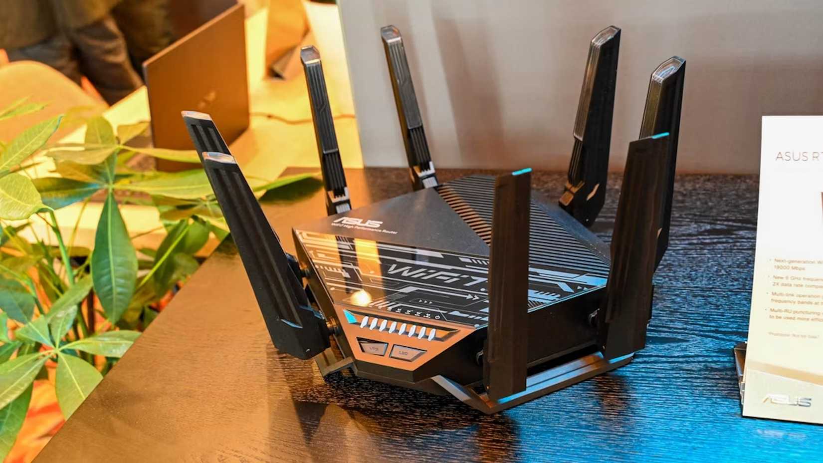 5G мобильный роутер на столе.
