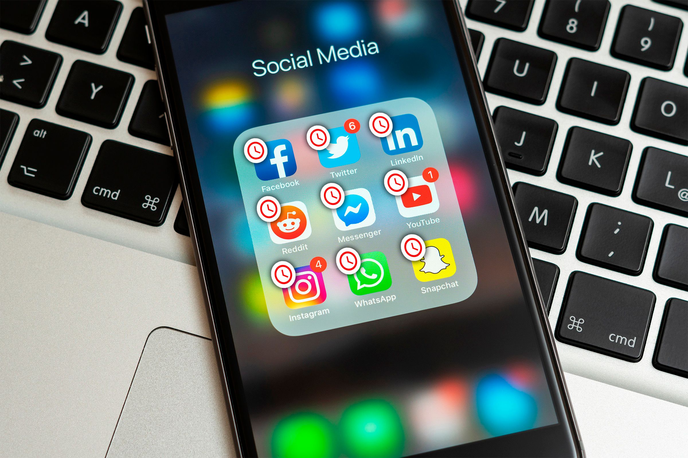 Телефон с иконками социальных приложений и значком часов.